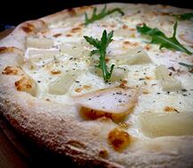 Пицца с курицей и ананасом