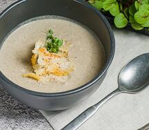 Суп-пюре из шампиньонов на сливках с гренками