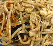 Жареная лапша с курицей