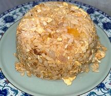 Жареный рис с креветками