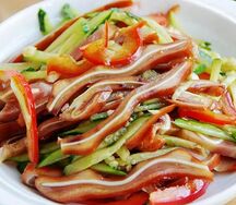 Мелко рубленные свиные ушки