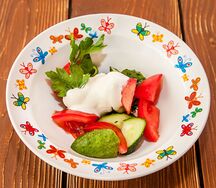 Грядка салат из огурцов и томатов со сметаной