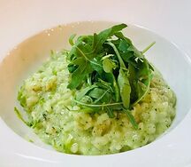 Зеленое ризотто с креветками и рукколой