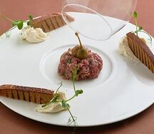 Тартар из говядины с творожным сыром, хлебцами и яблочным дымом