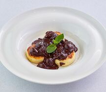 Сырники с горячим шоколадом и вишней