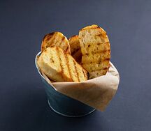 Чиабатта, запеченная на гриле с маслом и пряными травами