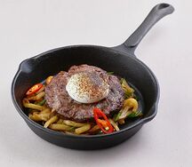 Бифштекс из рубленой мраморной говядины с яйцом пашот и жареным картофелем по-домашнему