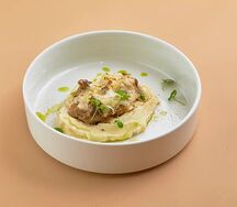 Бефстроганов с картофельным пюре и муссом из копченого пармезана