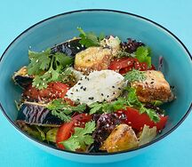 Салат с хрустящими баклажанами, томатами и копченым сыром