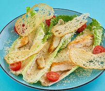 Листья салата Ромейн с соусом Цезарь и цыпленком