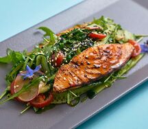 Cалат с опалённым лососем шеф-посола