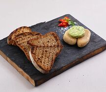 Гречишный хлеб с чесночным маслом