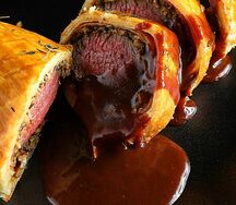 Говядина Веллингтон с пармской ветчиной, грибами и трюфельной пастой