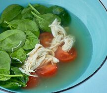 Куриный суп с томатами и шпинатом