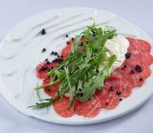 Карпаччо из говядины с рукколой и муссом из горгонзолы