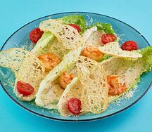 Листья салата Ромейн с соусом цезарь и креветками