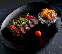 Томленые свиные ребрышки гриль и картофель, запеченный со сливками и беконом