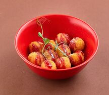 Жареная моцарелла с ягодным соусом