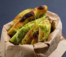 Фокачча с пармезаном и соусом песто