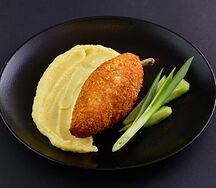 Котлета по-киевски с картофельным пюре и малосольными огурцами