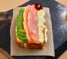 Брускетта с лососем шеф-посола, авокадо и сливочным сыром