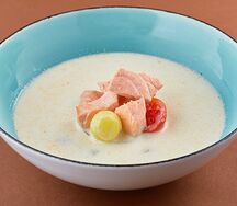 Сливочная уха с лососем, томатами, картофелем и луком-порей