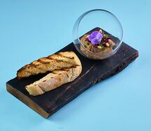 Куриный паштет с луковым мармеладом и кедровыми орешками