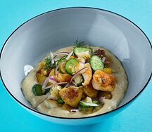 Салат с копченой треской, жареным картофелем и малосольными огурцами