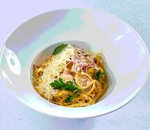 Спагетти с пармской ветчиной, сливками, белым вином и пармезаном