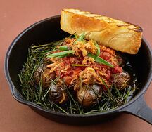 Томленая рваная свинина с печеным картофелем