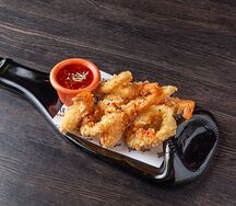 Креветки и кальмары в темпуре с соусом сладкий чили