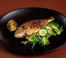 Дорадо на гриле с лаймом и зеленым салатом