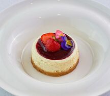 Мятный чизкейк с соусом манго-маракуйя