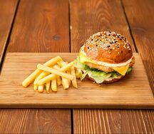 Чикенбургер с картошкой фри