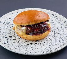 Бургер с мраморной говядиной, сыром Камамбер и луковым мармеладом