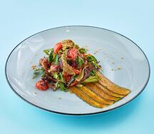 Салат с ростбифом, огурцами ким-чи, орешками и печёными черри