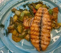 Стейк из филе лосося с овощами