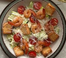 Салат Цезарь с креветками
