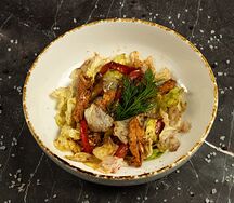 Теплый салат с курицей и печеными овощами