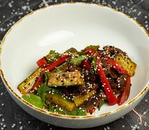 Острый салат с говядиной и огурцами