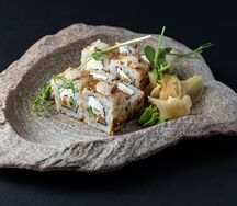 Ролл с лососем и стружкой тунца