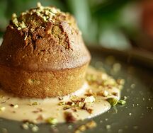 Фисташковый бисквит с соусом англез