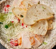 Салат Цезарь с курицей