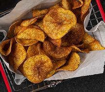 Картофельные чипсы с соусом Дип шпинат