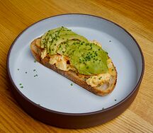 Тост со скрэмблом и авокадо
