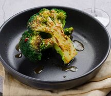 Стейк из брокколи в азиатском соусе с кунжутом