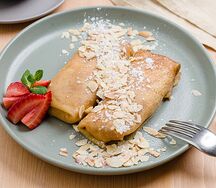 Блинчики с творогом, сметаной и клубникой