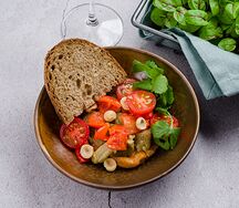 Хумус с инжиром, свежими и подпечёнными овощами и фундуком