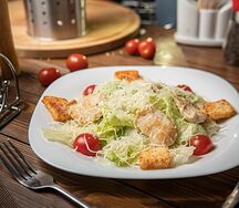Салат Цезарь с курицей