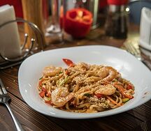 Лапша с креветками и овощами